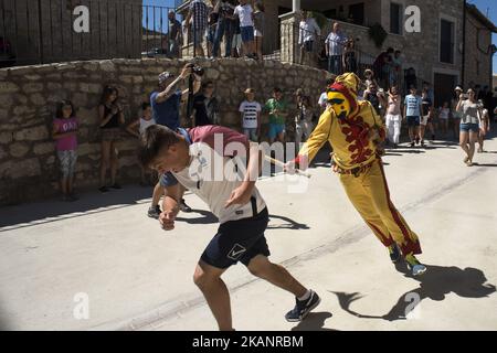 Le personnage de 'le colacho' est dédié à la poursuite avec une sorte de lash aux jeunes de la ville qui, pendant la visite, ils incrémentent à Castrillo de Murcia (Burgos) pendant la célébration de ses célébrations. , Sur 18 juin 2017. El Colacho est un festival traditionnel qui se tient chaque année dans la ville de Castrillo de Murcia (Burgos, Espagne). Il est maintenu sans interruption depuis 1621. Il consiste en un jour où le Colacho, un personnage grotesque habillé d'un botarga de couleurs et recouvert d'un masque, est envoyé, en représentation du diable, pour fouetter avec une queue de poney au peuple de la ville W. Banque D'Images