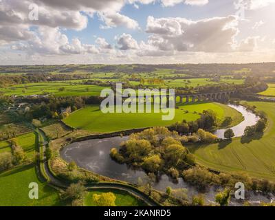 North Yorkshire, Royaume-Uni. Météo au Royaume-Uni : une journée ensoleillée avec des nuages épars au-dessus du Viaduc d'Arthington et d'une rivière Wharfe. Le soleil trahit la saison d'automne par temps chaud. Banque D'Images