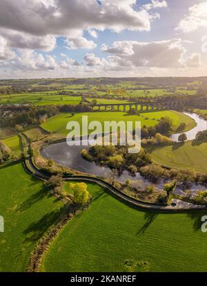 North Yorkshire, Royaume-Uni. Météo au Royaume-Uni : une journée ensoleillée avec des nuages épars au-dessus du Viaduc d'Arthington et d'une rivière Wharfe. Le soleil trahit la saison d'automne par temps chaud. Banque D'Images