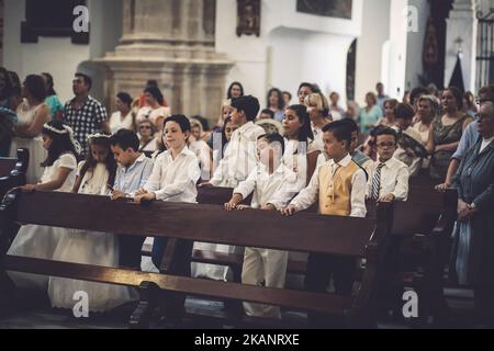 Les enfants prennent part à la messe au Corpus Christi à Cazalla de la Sierra 19 juin 2017. Dans un village des montagnes de Séville ce jour du corpus est célébré avec la proséion des enfants qui ont récemment fait la communion avec le saint et l'emblème même de Corpus Christi dans la ville de Cazalla de la Sierra est une tradition de nombreuses années. (Photo de David Carbajo/NurPhoto) *** Veuillez utiliser le crédit du champ de crédit *** Banque D'Images