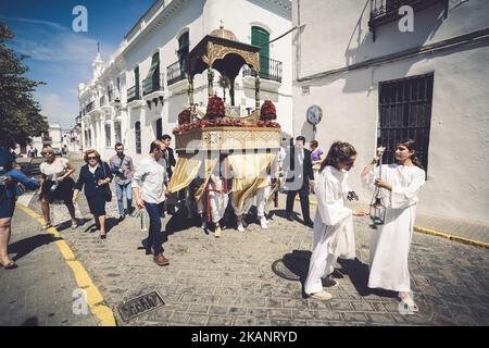 Enfants en procession au Corpus Christi à Cazalla de la Sierra 19 juin 2017. Dans un village des montagnes de Séville ce jour du corpus est célébré avec la proséion des enfants qui ont récemment fait la communion avec le saint et l'emblème même de Corpus Christi dans la ville de Cazalla de la Sierra est une tradition de nombreuses années. (Photo de David Carbajo/NurPhoto) *** Veuillez utiliser le crédit du champ de crédit *** Banque D'Images