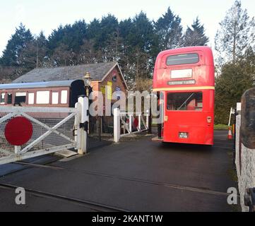 Autobus à impériale d'époque Routemaster sur le passage à niveau à la gare Staverton du South Devon Railway. Banque D'Images