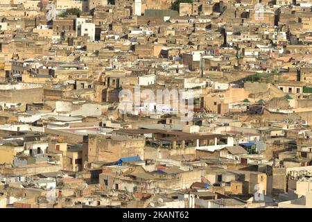 Vue générale d'une partie de Fès Medina depuis Borj Nord. Une scène d'une vie quotidienne à Fès pendant le Ramadan 2017. Lundi, 19 juin 2017, à Fès, au Maroc. (Photo par Artur Widak/NurPhoto) *** Veuillez utiliser le crédit du champ de crédit *** Banque D'Images