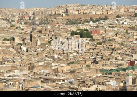 Vue générale de Fès et Fes Medina depuis Borj Nord. Une scène d'une vie quotidienne à Fès pendant le Ramadan 2017. Lundi, 19 juin 2017, à Fès, au Maroc. (Photo par Artur Widak/NurPhoto) *** Veuillez utiliser le crédit du champ de crédit *** Banque D'Images