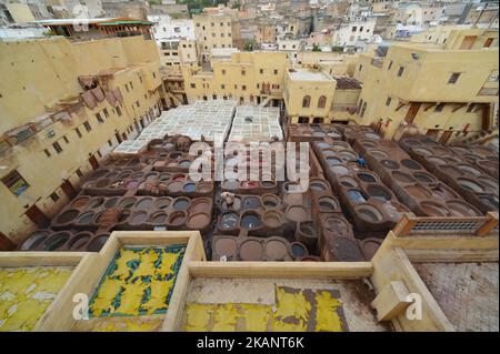 Une vue générale des tanneries de Chaouwara, l'un des sites les plus emblématiques de la ville de Fès, situé à l'intérieur de la Médina de Fès. Une scène d'une vie quotidienne à Fès pendant le Ramadan 2017. Lundi, 19 juin 2017, à Fès, au Maroc. (Photo par Artur Widak/NurPhoto) *** Veuillez utiliser le crédit du champ de crédit *** Banque D'Images