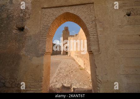 Vue générale d'un mur de ville près de Borj Nord. Une scène d'une vie quotidienne à Fès pendant le Ramadan 2017. Lundi, 19 juin 2017, à Fès, au Maroc. (Photo par Artur Widak/NurPhoto) *** Veuillez utiliser le crédit du champ de crédit *** Banque D'Images