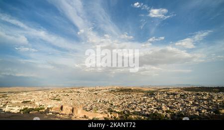 Vue panoramique sur Fès et Fès Medina depuis Borj Nord. Une scène d'une vie quotidienne à Fès pendant le Ramadan 2017. Lundi, 19 juin 2017, à Fès, au Maroc. (Photo par Artur Widak/NurPhoto) *** Veuillez utiliser le crédit du champ de crédit *** Banque D'Images