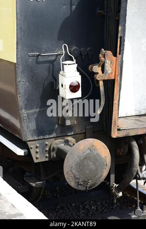 Feu arrière sur l'autocar arrière d'un train à la gare de Totnes Riverside sur le South Devon Railway. Banque D'Images