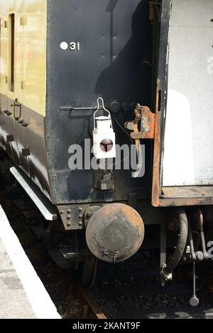 Feu arrière sur l'autocar arrière d'un train à la gare de Totnes Riverside sur le South Devon Railway. Banque D'Images