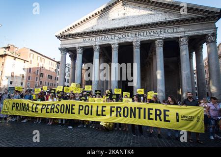 Les militants de l'organisation des droits de l'homme Amnesty International se réunissent devant le Panthéon lors d'une Flashmob, dans le centre de Rome, à 20 juin 2017. Amnesty International appelle à la protection des réfugiés, à activer les canaux de sécurité pour les demandeurs d'asile et les réfugiés et à créer une alternative aux passages irréguliers dangereux (photo par Andrea Ronchini/NurPhoto) *** Veuillez utiliser le crédit du champ de crédit *** Banque D'Images