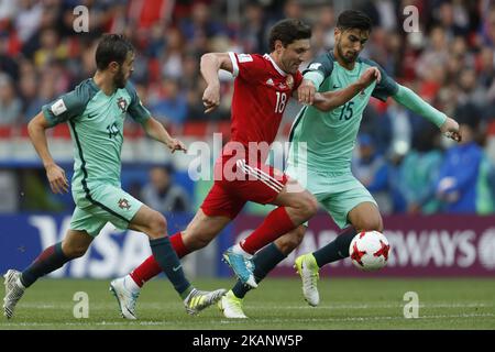 Yury Zhirkov (C) de l'équipe nationale russe vies pour le bal avec Bernardo Silva (L) de l'équipe nationale du Portugal et André Gomes de l'équipe nationale du Portugal pendant le match de la coupe des Confédérations de la FIFA Russie 2017 entre la Russie et le Portugal au stade Spartak à 21 juin 2017 à Moscou, Russie. (Photo de Mike Kireev/NurPhoto) *** Veuillez utiliser le crédit du champ de crédit *** Banque D'Images