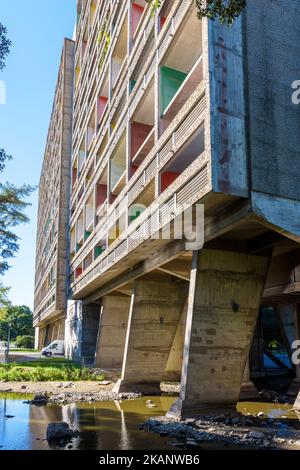 Piliers en béton et façade est du bâtiment résidentiel 'Maison Radieuse' conçu par l'architecte français-suisse le Corbusier à Rezé, France. Banque D'Images