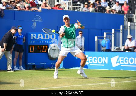 Tomas Berdych, de la République tchèque, en action lors de sa victoire sur Denis Shapovalov, du Canada, lors de leur deuxième match du championnat masculin lors du 3 e jour des championnats Aegon 2017 au Queens Club on 21 juin 2017 à Londres, en Angleterre. (Photo d'Alberto Pezzali/NurPhoto) *** Veuillez utiliser le crédit du champ de crédit *** Banque D'Images