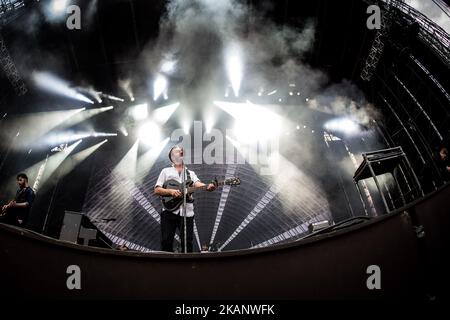 Le groupe de rock anglais Editors photographié sur scène comme ils se produire à Ippodromo San Siro à Milan, Italie, le 21th juin 2017. (Photo de Roberto Finizio/NurPhoto) *** Veuillez utiliser le crédit du champ de crédit *** Banque D'Images