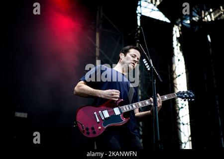 Tom Linton, du groupe de rock américain Jimmy Eat World, photographié sur scène alors qu'il se produit à Ippodromo San Siro à Milan, en Italie, le 21th juin 2017. (Photo de Roberto Finizio/NurPhoto) *** Veuillez utiliser le crédit du champ de crédit *** Banque D'Images