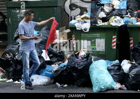 Un homme pases devant les ordures dans le centre d'Athènes sur 23 juin 2017. Des piles de déchets s'accumulent autour des poubelles débordant d'Athènes, à la suite de grèves répétées appelées par la Fédération des travailleurs dans les municipalités exigeant l'embauche permanente d'environ 10 000 travailleurs contractuels dont les contrats ont expiré (photo de Panayotis Tzamaros/NurPhoto) *** Veuillez utiliser le crédit du champ de crédit *** Banque D'Images