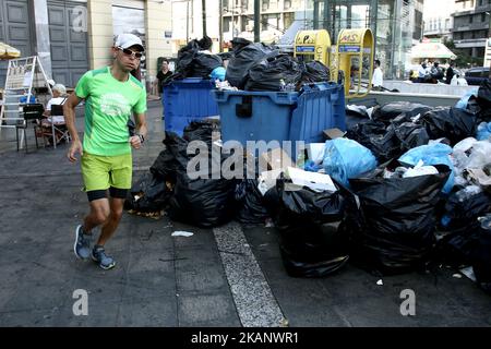 Un homme pases devant les ordures sur la place Omonia, dans le centre-ville d'Athènes sur 23 juin 2017. Des piles de déchets s'accumulent autour des poubelles débordant d'Athènes, à la suite de grèves répétées appelées par la Fédération des travailleurs dans les municipalités exigeant l'embauche permanente d'environ 10 000 travailleurs contractuels dont les contrats ont expiré (photo de Panayotis Tzamaros/NurPhoto) *** Veuillez utiliser le crédit du champ de crédit *** Banque D'Images