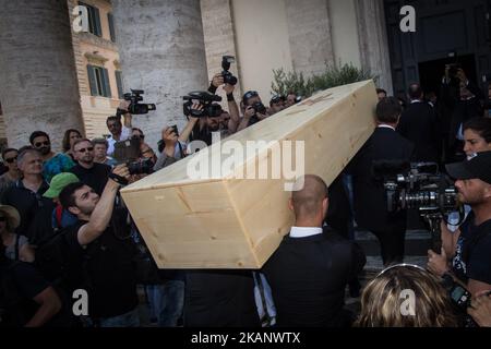 La funéraire Carla Fendi à Chiesa degli Artisti sur 22 juin ,2017 à Rome, Italie. (Photo par Andrea Ronchini/NurPhoto) *** Veuillez utiliser le crédit du champ de crédit *** Banque D'Images