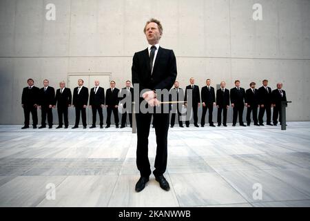 Mieskuoro Huutajat (Chœur des hommes hurlant) à la SNFCC à Athènes, Grèce, 22 juin 2017. Mieskuoro Huutajat est une chorale finlandaise fondée en 1987 par Petri Sirvio, compositeur et chef d'orchestre du groupe, qui ne chante pas de note. Dans leur style caractéristique, les membres de la chorale, vêtus de costumes noirs, entrent dans leurs salles de concert de manière paramilitaire et commencent à crier, à adoucir et à crier des extraits de textes qui peuvent aller des hymnes nationaux et des chansons folkloriques aux ditties des enfants, à la poésie et aux traités internationaux. (Photo de Giorgos Georgiou/NurPhoto) *** Veuillez utiliser le crédit du champ de crédit *** Banque D'Images