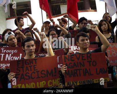 Des activistes étudiants qui brandirent des slogans élèvent des poings serrés lors d'un rassemblement contre la loi martiale à Mindanao à l'Université des Philippines à Quezon City vendredi, 23 juin 2017. Les manifestants demandent au président Rodrigo Duterte de retirer la déclaration sur la loi martiale à Mindanao, ainsi que de critiquer l’implication présumée des forces américaines dans le siège de Marawi. (Photo de Richard James Mendoza/NurPhoto) *** Veuillez utiliser le crédit du champ de crédit *** Banque D'Images