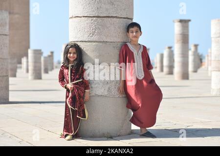 Jannat (5 ans) et Anas (8 ans) posent pour une photo près de la Tour Hassan à Rabat, Maroc, le 21 juin 2017. Alors que des millions de Marocains consacrent la plus grande partie de leur temps à la prière et à la récitation Quran pendant Laylat Al-Qadr (la nuit du destin), de nombreuses familles marocaines célèbrent leurs enfants le premier jour de jeûne. En général, les enfants avant la puberté n'ont pas à jeûner pendant le ramadan. Mais pendant Laylat al-Qadr, la plupart des enfants aiment le jeûne. Les filles, qui jeûnent pour la première fois, portent des vêtements traditionnels et vont à Negafa, une femme qui prépare la mariée pour le mariage. Elle a toutes sortes de traditionnel, local Banque D'Images