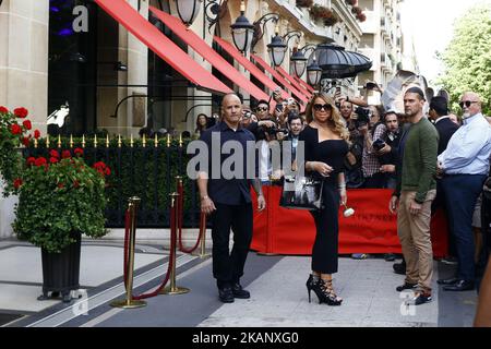 Mariah Carey quitte l'hôtel Plaza Athenee à Paris, en France, le 24 juin 2017. (Photo de Mehdi Taamallah/NurPhoto) *** Veuillez utiliser le crédit du champ de crédit *** Banque D'Images