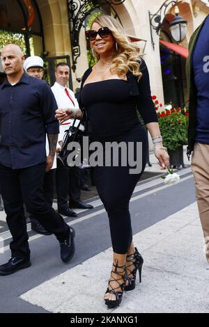 Mariah Carey quitte l'hôtel Plaza Athenee à Paris, en France, le 24 juin 2017. (Photo de Mehdi Taamallah/NurPhoto) *** Veuillez utiliser le crédit du champ de crédit *** Banque D'Images