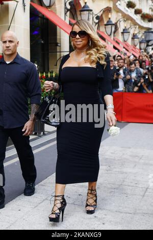 Mariah Carey quitte l'hôtel Plaza Athenee à Paris, en France, le 24 juin 2017. (Photo de Mehdi Taamallah/NurPhoto) *** Veuillez utiliser le crédit du champ de crédit *** Banque D'Images