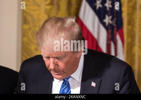 Le président Donald Trump a signé la Loi de 2017 sur la responsabilité et la protection des dénonciateurs du ministère des Affaires des anciens combattants, dans la salle est de la Maison Blanche, vendredi, 23 juin 2017. (Photo de Cheriss May) (photo de Cheriss May/NurPhoto) *** Veuillez utiliser le crédit du champ de crédit *** Banque D'Images