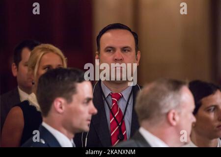 DaN SCAVINO, directeur des médias sociaux à la Maison-Blanche, était présent pour la signature par le président Donald Trump de la Loi de 2017 sur la responsabilité et la protection des dénonciateurs du ministère des Affaires des anciens combattants, dans la salle est de la Maison-Blanche, vendredi, 23 juin 2017. (Photo de Cheriss May) (photo de Cheriss May/NurPhoto) *** Veuillez utiliser le crédit du champ de crédit *** Banque D'Images