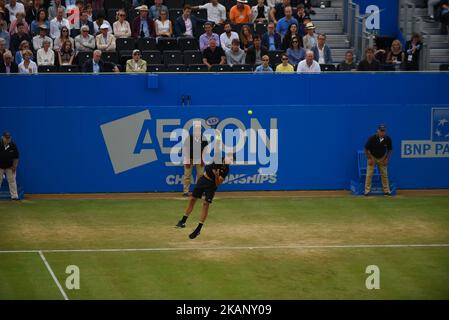 Grigor Dimitrov de Bulgarie sert contre Feliciano Lopez d'Espagne dans la demi-finale des Championnats AEGON au Queen's Club, Londres, on 24 juin 2017. (Photo d'Alberto Pezzali/NurPhoto) *** Veuillez utiliser le crédit du champ de crédit *** Banque D'Images