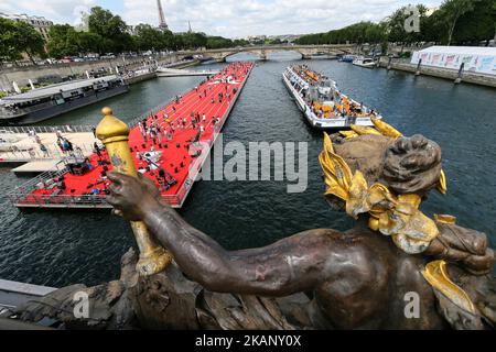 Piste flottante d'athlétisme installée sur la Seine pour les Jeux Olympiques de Paris candidature aux Jeux Olympiques d'été 2024 à Paris, France sur 24 juin 2017. Les 23rd et 24th juin, le cœur de Paris a été transformé en un gigantesque parc sportif pour célébrer la Journée olympique et soutenir la candidature de la ville aux Jeux olympiques et paralympiques de 2024. L'événement, prévu à une échelle sans précédent, a offert aux Parisiens et aux visiteurs de la ville un avant-goût de ce qui doit venir si Paris devait être choisi comme ville hôte par le CIO sur 13 septembre 2017 à Lima. (Photo de Michel Stoupak/NurPhoto) *** s'il vous plaît Banque D'Images