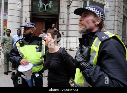 Un manifestant anti-EDL est arrêté , à Londres, sur 24 juin 2017. Une forte présence policière maintient à l'écart la Ligue de défense anglaise d'extrême-droite et anti-EDL démontre que l'EDL fait qu'il est moyen dans le centre de Londres de protester contre l'islam au Royaume-Uni. (Photo de Jay Shaw Baker/NurPhoto) *** Veuillez utiliser le crédit du champ de crédit *** Banque D'Images