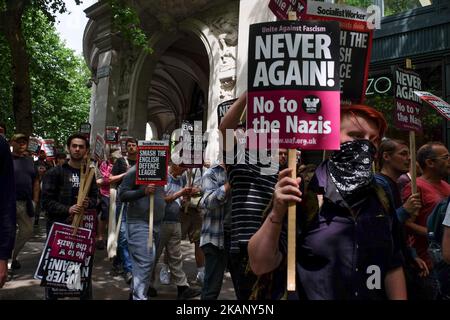 Les manifestants anti-EDL se rassemblent près de la marche de la EDL, à Londres, sur 24 juin 2017. Une forte présence policière maintient à l'écart la Ligue de défense anglaise d'extrême-droite et anti-EDL démontre que l'EDL fait qu'il est moyen dans le centre de Londres de protester contre l'islam au Royaume-Uni. (Photo de Jay Shaw Baker/NurPhoto) *** Veuillez utiliser le crédit du champ de crédit *** Banque D'Images