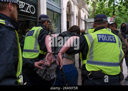 Un manifestant anti-EDL est arrêté , à Londres, sur 24 juin 2017. Une forte présence policière maintient à l'écart la Ligue de défense anglaise d'extrême-droite et anti-EDL démontre que l'EDL fait qu'il est moyen dans le centre de Londres de protester contre l'islam au Royaume-Uni. (Photo de Jay Shaw Baker/NurPhoto) *** Veuillez utiliser le crédit du champ de crédit *** Banque D'Images