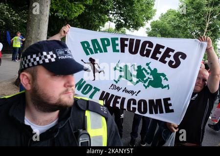 Un policier fait partie d'un cordon autour des manifestants de la LDE alors qu'ils brandissent des banderoles contre les réfugiés, à Londres, sur 24 juin 2017. Une forte présence policière maintient à l'écart la Ligue de défense anglaise d'extrême-droite et anti-EDL démontre que l'EDL fait qu'il est moyen dans le centre de Londres de protester contre l'islam au Royaume-Uni. (Photo de Jay Shaw Baker/NurPhoto) *** Veuillez utiliser le crédit du champ de crédit *** Banque D'Images