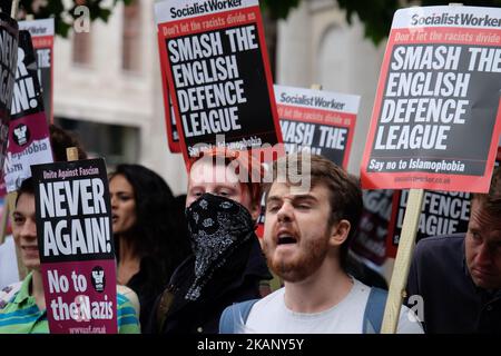 Les manifestants anti-EDL se rassemblent près de la marche de la EDL, à Londres, sur 24 juin 2017. Une forte présence policière maintient à l'écart la Ligue de défense anglaise d'extrême-droite et anti-EDL démontre que l'EDL fait qu'il est moyen dans le centre de Londres de protester contre l'islam au Royaume-Uni. (Photo de Jay Shaw Baker/NurPhoto) *** Veuillez utiliser le crédit du champ de crédit *** Banque D'Images