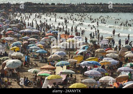 Les gens apprécient le beau temps pendant la dernière journée de vacances d'Eid al-Fitr sur la plage de Rabat, vue de la Kasbah de la forteresse d'Udayas. Le mardi 27 juin 2017, à Rabat, au Maroc. Photo par Artur Widak *** Veuillez utiliser le crédit du champ de crédit *** Banque D'Images