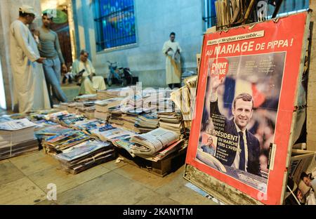 Un exemplaire du magazine point de vue avec le président français Emmanuel Macron en première page, vu le dernier jour de la fête d'Eid al-Fitr, sur l'avenue Mohammed V à Rabat. Mardi, 27 juin 2017, à Rabat, Maroc. Photo par Artur Widak *** Veuillez utiliser le crédit du champ de crédit *** Banque D'Images