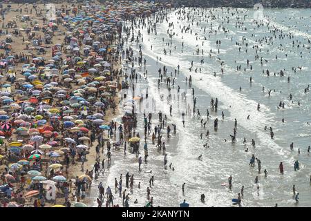 Les gens apprécient le beau temps pendant la dernière journée de vacances d'Eid al-Fitr sur la plage de Rabat, vue de la Kasbah de la forteresse d'Udayas. Le mardi 27 juin 2017, à Rabat, au Maroc. Photo par Artur Widak *** Veuillez utiliser le crédit du champ de crédit *** Banque D'Images