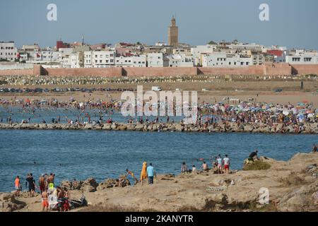 Les gens apprécient le beau temps pendant la dernière journée de vacances d'Eid al-Fitr sur la plage de sale, vue de la Kasbah de la forteresse d'Udayas à Rabat. Mardi, 27 juin 2017, à Rabat, Maroc. Photo par Artur Widak *** Veuillez utiliser le crédit du champ de crédit *** Banque D'Images