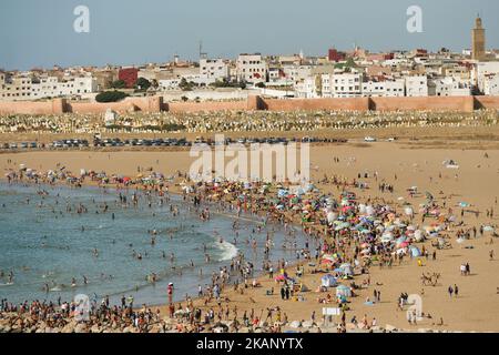 Les gens apprécient le beau temps pendant la dernière journée de vacances d'Eid al-Fitr sur la plage de sale, vue de la Kasbah de la forteresse d'Udayas à Rabat. Mardi, 27 juin 2017, à Rabat, Maroc. Photo par Artur Widak *** Veuillez utiliser le crédit du champ de crédit *** Banque D'Images