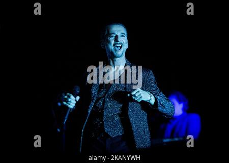 Dave Gahan du groupe de rock électronique anglais Depeche mode photographié sur scène comme ils se jouent au stade San Siro à Milan, Italie sur 27 juin 2017.(photo de Roberto Finizio/NurPhoto) *** Veuillez utiliser le crédit du champ de crédit *** Banque D'Images