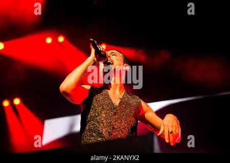 Dave Gahan du groupe de rock électronique anglais Depeche mode photographié sur scène comme ils se jouent au stade San Siro à Milan, Italie sur 27 juin 2017.(photo de Roberto Finizio/NurPhoto) *** Veuillez utiliser le crédit du champ de crédit *** Banque D'Images