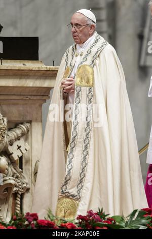 Le pape François a élevé 5 évêques catholiques romains et archevêques au rang de cardinal pendant le Consistoire public ordinaire de la basilique Saint-Pierre dans la Cité du Vatican, Vatican sur 28 juin 2017. Les 5 nouveaux cardinaux sont inférieurs à 80 et auraient donc le droit de voter dans un conclave pour décider d'un nouveau pontife.(photo de Giuseppe Ciccia/NurPhoto) *** Veuillez utiliser le crédit du champ de crédit *** Banque D'Images