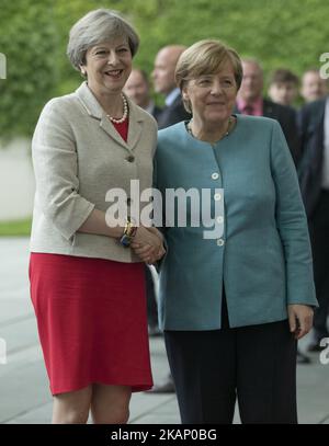 La chancelière allemande Angela Merkel salue la première ministre britannique Theresa May lors de son arrivée à la Chancellerie de Berlin, en Allemagne, sur 29 juin 2017. La chancelière Merkel rencontre aujourd'hui les dirigeants européens des G20 avant les G20 qui seront à Hambourg le 7 juillet et le 8 2017. (Photo par Emmanuele Contini/NurPhoto) *** Veuillez utiliser le crédit du champ de crédit *** Banque D'Images