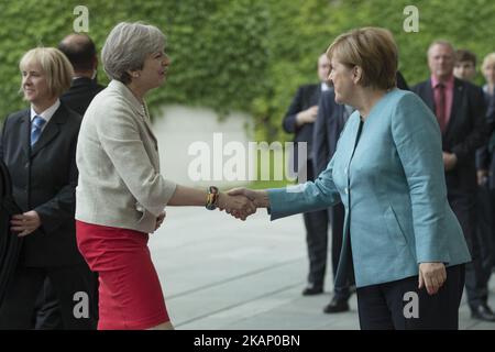 La chancelière allemande Angela Merkel salue la première ministre britannique Theresa May lors de son arrivée à la Chancellerie de Berlin, en Allemagne, sur 29 juin 2017. La chancelière Merkel rencontre aujourd'hui les dirigeants européens des G20 avant les G20 qui seront à Hambourg le 7 juillet et le 8 2017. (Photo par Emmanuele Contini/NurPhoto) *** Veuillez utiliser le crédit du champ de crédit *** Banque D'Images