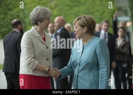 La chancelière allemande Angela Merkel salue la première ministre britannique Theresa May lors de son arrivée à la Chancellerie de Berlin, en Allemagne, sur 29 juin 2017. La chancelière Merkel rencontre aujourd'hui les dirigeants européens des G20 avant les G20 qui seront à Hambourg le 7 juillet et le 8 2017. (Photo par Emmanuele Contini/NurPhoto) *** Veuillez utiliser le crédit du champ de crédit *** Banque D'Images