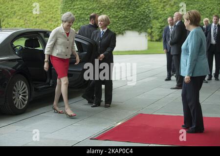 La chancelière allemande Angela Merkel salue la première ministre britannique Theresa May lors de son arrivée à la Chancellerie de Berlin, en Allemagne, sur 29 juin 2017. La chancelière Merkel rencontre aujourd'hui les dirigeants européens des G20 avant les G20 qui seront à Hambourg le 7 juillet et le 8 2017. (Photo par Emmanuele Contini/NurPhoto) *** Veuillez utiliser le crédit du champ de crédit *** Banque D'Images