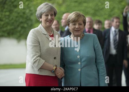 La chancelière allemande Angela Merkel salue la première ministre britannique Theresa May lors de son arrivée à la Chancellerie de Berlin, en Allemagne, sur 29 juin 2017. La chancelière Merkel rencontre aujourd'hui les dirigeants européens des G20 avant les G20 qui seront à Hambourg le 7 juillet et le 8 2017. (Photo par Emmanuele Contini/NurPhoto) *** Veuillez utiliser le crédit du champ de crédit *** Banque D'Images